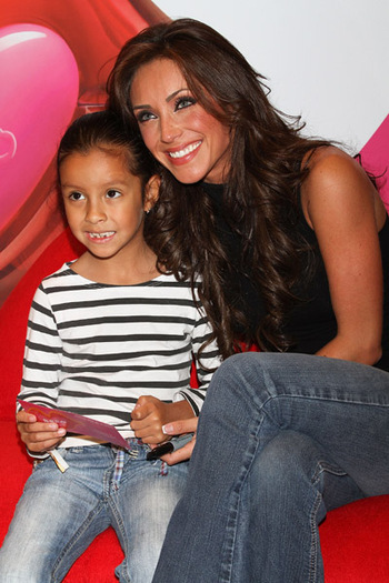 00TAPB3 - Anahi Firma de autografos perfume Beso