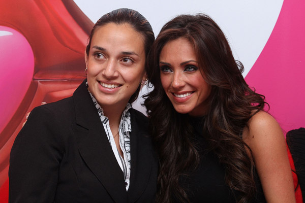 00TAPB55 - Anahi Firma de autografos perfume Beso