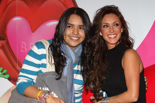 00TAPB56 - Anahi Firma de autografos perfume Beso