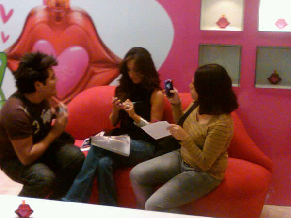 241068391 - Anahi Firma de autografos perfume Beso