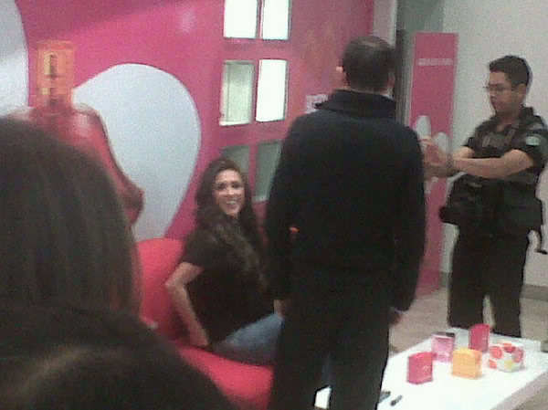 241094104 - Anahi Firma de autografos perfume Beso
