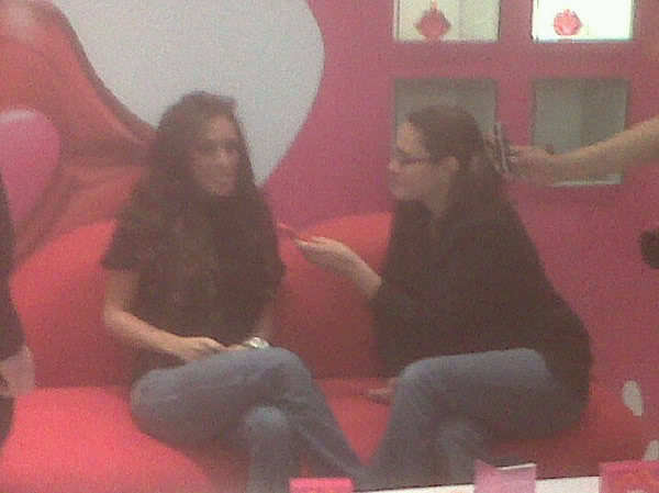 241095404 - Anahi Firma de autografos perfume Beso