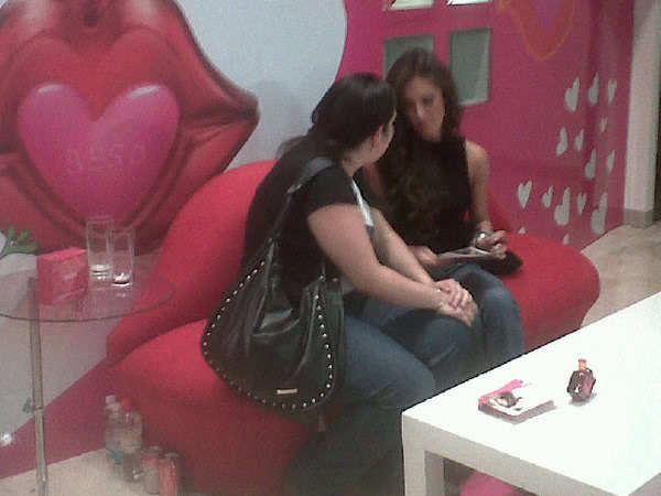 241157607 - Anahi Firma de autografos perfume Beso