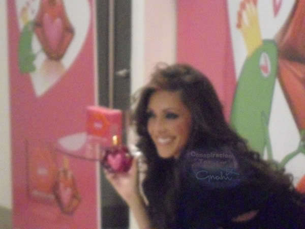 241694704 - Anahi Firma de autografos perfume Beso