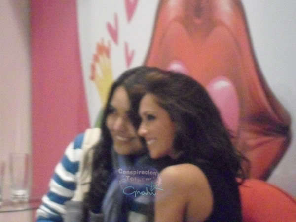 241695834 - Anahi Firma de autografos perfume Beso