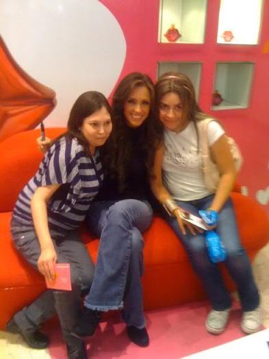 scaledphptn0server615filenameln8el - Anahi Firma de autografos perfume Beso