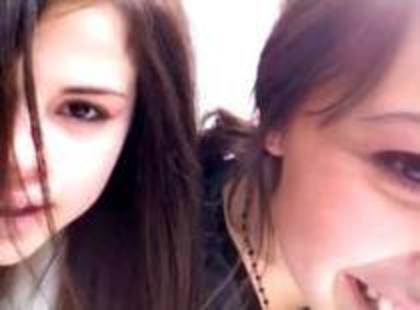 37123123_UAWPPTHRO - Demi Lovato si Selena Gomez