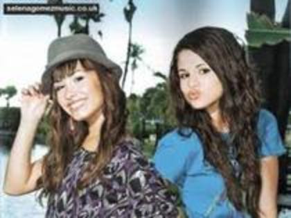 37123124_JZQHCNGLR - Demi Lovato si Selena Gomez
