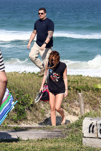 Miley Cyrus Miley Cyrus Leaving Barra da Tijuca I7eePiEAzZml