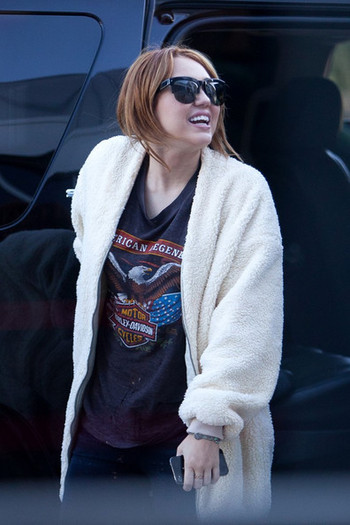 Miley Cyrus Miley Tish Cyrus LAX cM6_k2LmxTGl