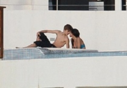 Justin-Bieber-and-Selena-Gomez-vacation-2-c23s-300x210
