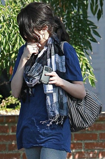 Selena+Gomez+Scarves+Patterned+Scarf+k8_o84lR67vl