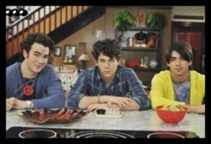 21092297_NRSJNVPUE - jonas brothers