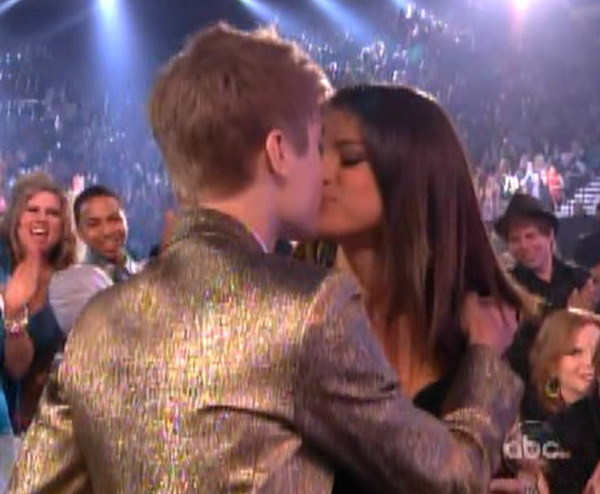 6 - kiss justin and selena