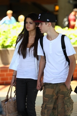  - 2011 Justin And Selena Gomez On Vacation In Hawaii May 24th