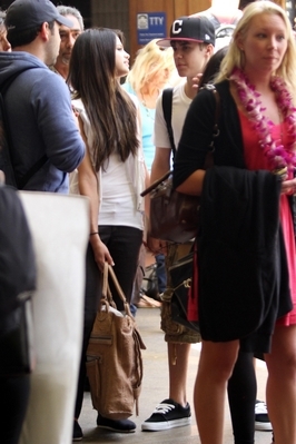  - 2011 Justin And Selena Gomez On Vacation In Hawaii May 24th