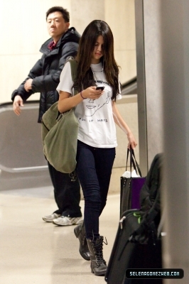 normal_selena-gomez-0002 - 02 06 11  Selena Gomez arriving at LAX Airportc Los Angeles