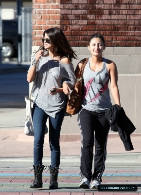 normal_selena-gomez-0006 - 02-07-11  Selena Gomez out in Hollywood with Francia Raisa