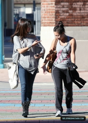 normal_selena-gomez-0008 - 02-07-11  Selena Gomez out in Hollywood with Francia Raisa