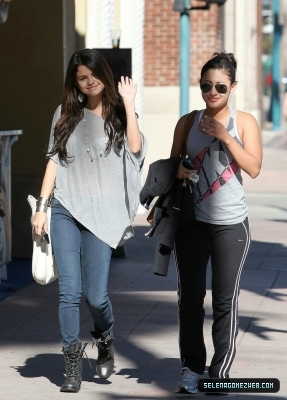 normal_selena-gomez-0011 - 02-07-11  Selena Gomez out in Hollywood with Francia Raisa