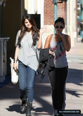 normal_selena-gomez-0012 - 02-07-11  Selena Gomez out in Hollywood with Francia Raisa