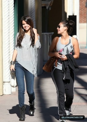 normal_selena-gomez-0013 - 02-07-11  Selena Gomez out in Hollywood with Francia Raisa