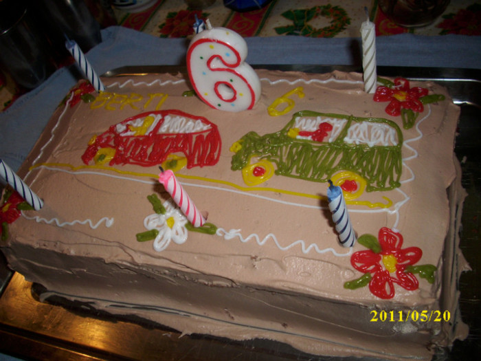 tort decorat de sarbatorit - invitatie la masa
