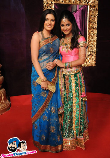star-parivaar-awards-red-carpet-11 - Hina Khan
