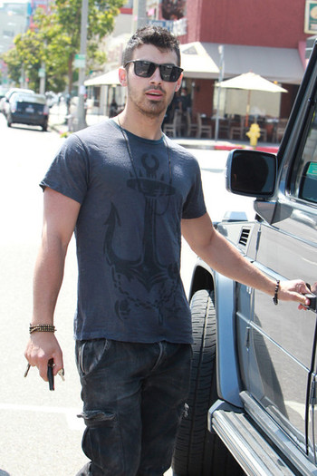 Joe+Jonas+Joe+Jonas+Kings+Road+Cafe+West+Hollywood+Auo5KbMaywAl - Joe Jonas at Kings Road Cafe in West Hollywood