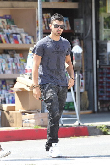 Joe+Jonas+Joe+Jonas+Kings+Road+Cafe+West+Hollywood+EiF8uxf52Hfl