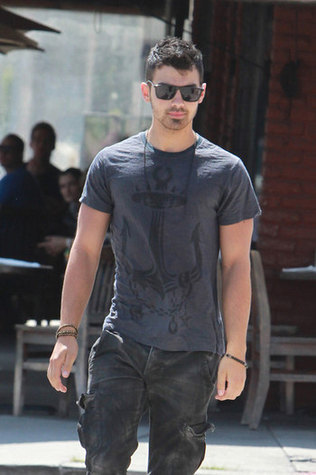 Joe+Jonas+Joe+Jonas+Kings+Road+Cafe+West+Hollywood+HuHYunFGnLll