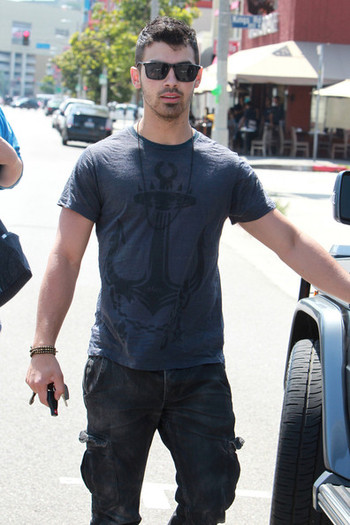 Joe+Jonas+Joe+Jonas+Kings+Road+Cafe+West+Hollywood+ODivTq-oJn-l