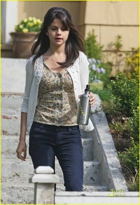 normal_selenafan02 - heading to Ramona and Beezus movie set