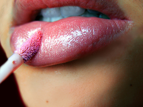 18.-Lips-Care-with-Lipglose - Buze2