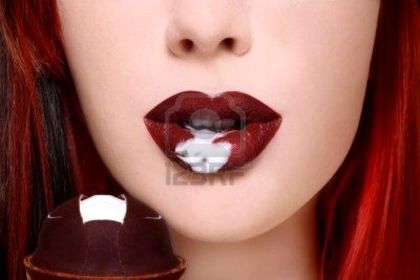 5766387-close-up-shot-of-beautiful-woman-lips-with-chocolate-ice-cream-selective-focus - Buze2