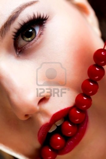 6671820-part-of-face-with-beads-in-the-lips - Buze2