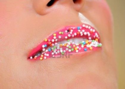 7416574-beautiful-lips-with-lots-of-sweet-round-candy-balls--creative-makeup - Buze2