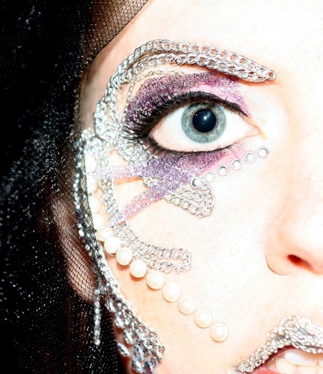 chain-eyes-chain-lips-makeup--large-msg-128231178865