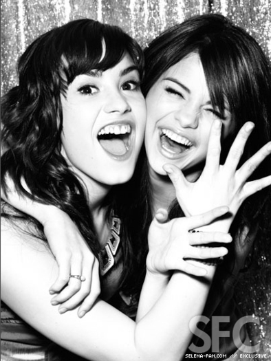 Demi-and-Selena-selena-gomez-and-demi-lovato-18138047-405-539 - my favourites demy si selly