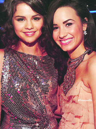 S-D-Banner-selena-gomez-and-demi-lovato-9347703-450-600 - my favourites demy si selly