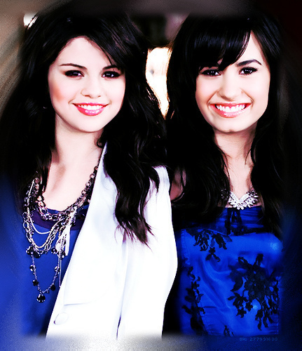 selena-and-demi-selena-gomez-and-demi-lovato-15998260-431-500 - my favourites demy si selly