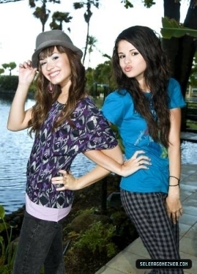 Selena-Gomez-and-Demi-lovato-selena-gomez-and-demi-lovato-21560946-288-400