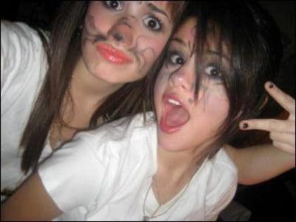 selena-and-demi-lovato-Best-Friends-Forever-BFFselena-and-demi-lovato-Best-Friends-Forever-BFF-selen