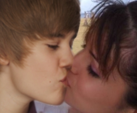 Sarut - Justin Bieber si Selena Gomez