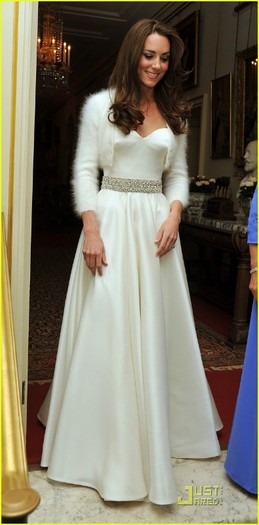kate-middleton-second-wedding-dress-01 - Poze nunta regala 2011 dintre Printul William si Kate Middleton