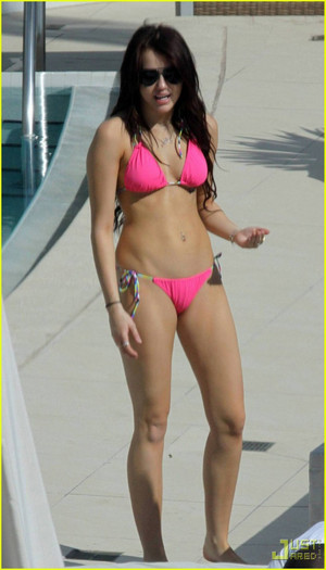 miley-cyrus-bikini-sunbathing-03 - alege poza favorita