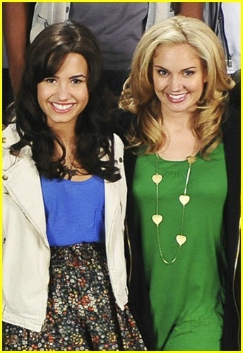 29310794_IHAJZCOOH - disney channel