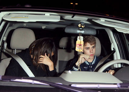 BieberSelenaCar4