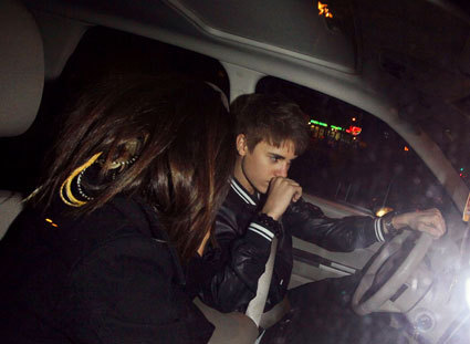 BieberSelenaCarClose