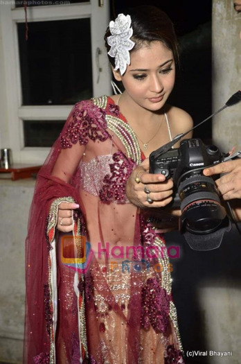 normal_Sara Khan at designer Rohit Verma PhotoShoot on 18th May 2011 (17)